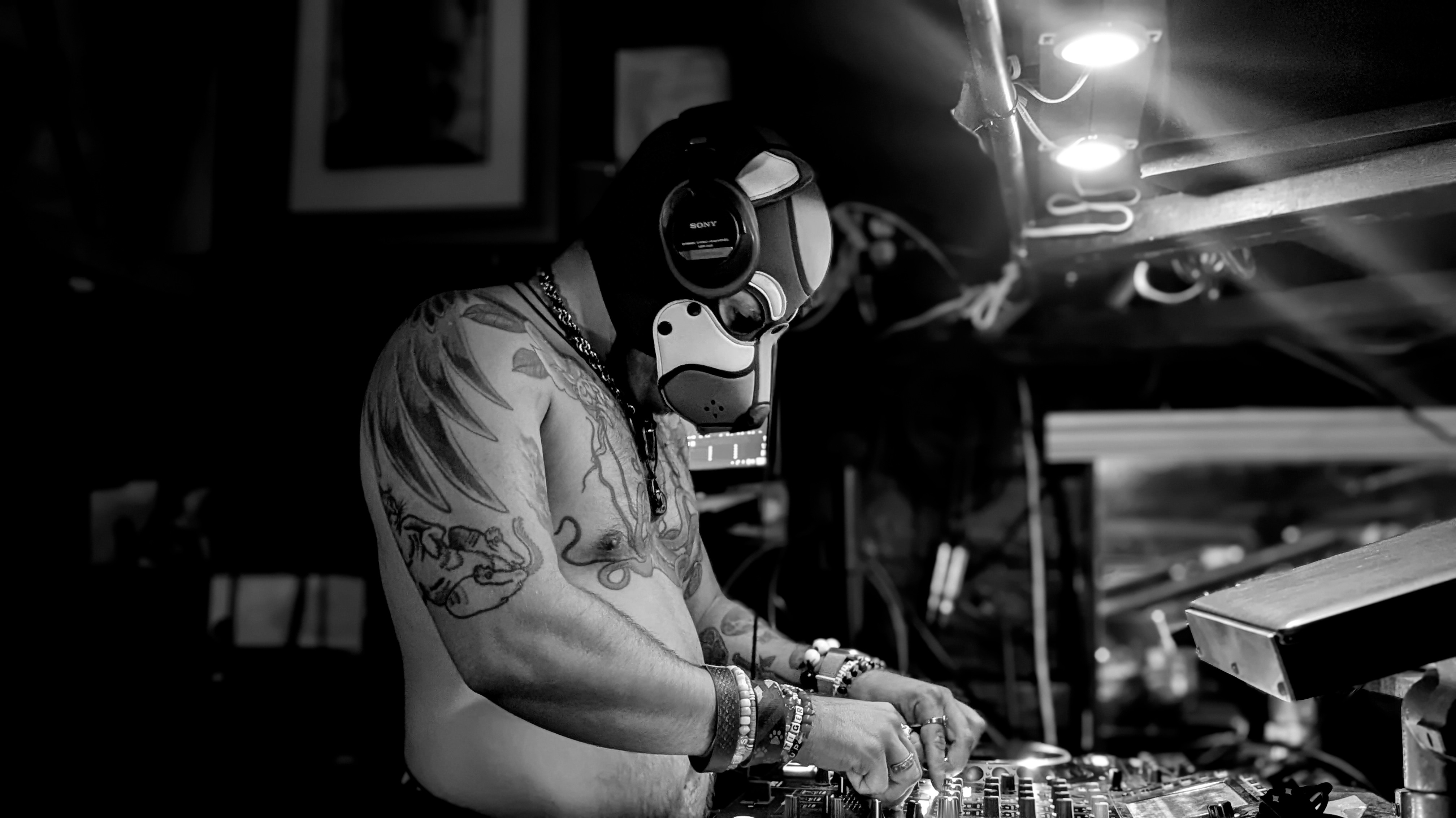 DJ Paws live at Club 1220
